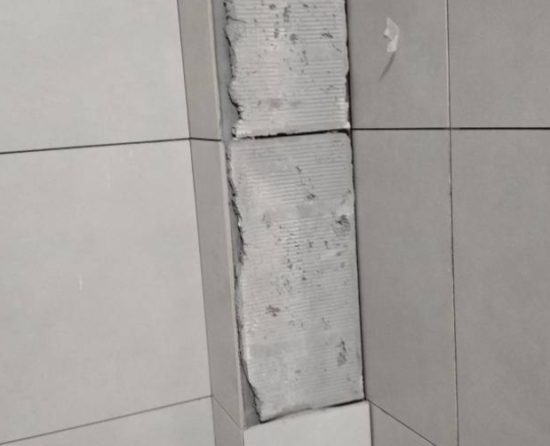 孟州瓷砖空鼓维修公司分享下瓷砖施工前基层浇水润湿程度不足，可能导致以下问题
