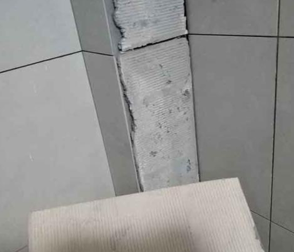 孟州瓷砖空鼓维修公司分享下厨房瓷砖脱落的补救措施。